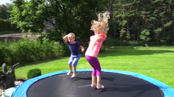 Dwoje dzieci skoki na trampolinie — Wideo stockowe