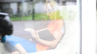 kadın binicilik kitap evde
