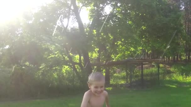 Bambini che giocano con tubo dell'acqua — Video Stock