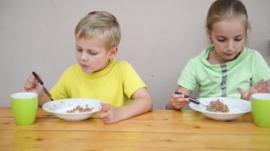 iki sevimli çocuk yemek