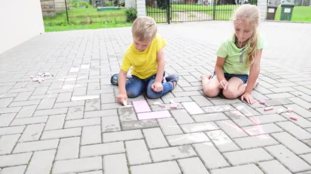 Діти малюють крейдою — стокове відео