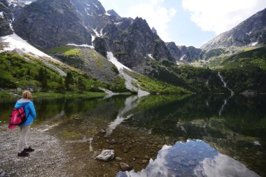 Dağların yamaçlarında genç kadın 