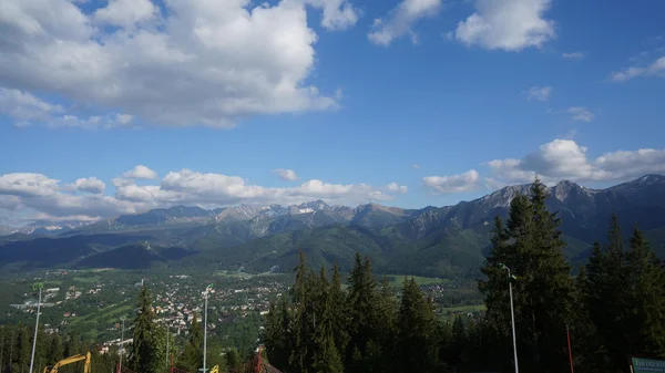 Bergtoppen en blauwe hemel — Stockfoto