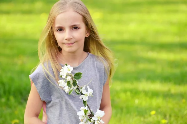 Dívka na zeleném trávníku — Stock fotografie