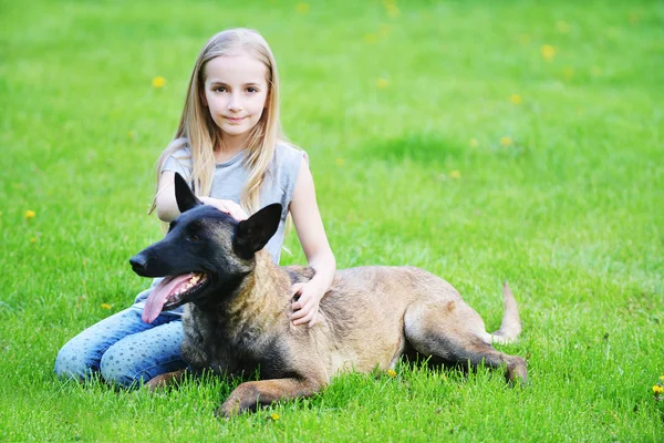 Küçük kız köpekle oynamayı — Stok fotoğraf