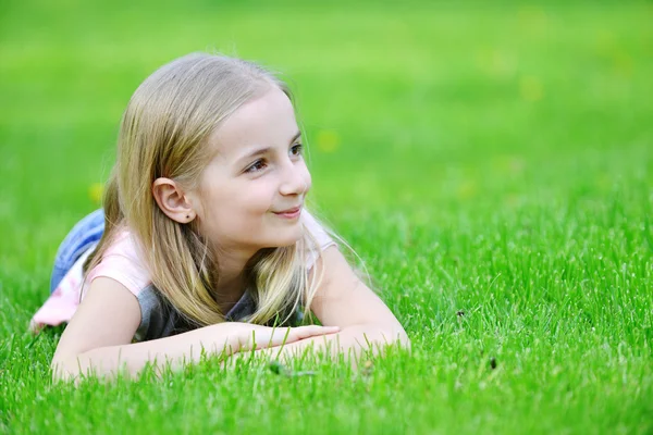 小女孩在草地上 — 图库照片