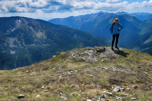 Mujer joven en las montañas —  Fotos de Stock