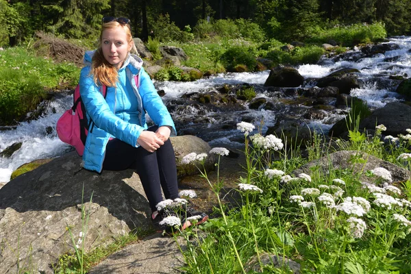 Jeune femme sur les pentes de montagne — Photo