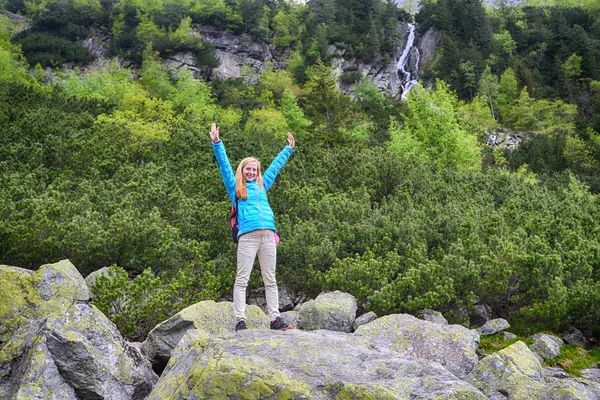 Jeune femme dans les montagnes — Photo