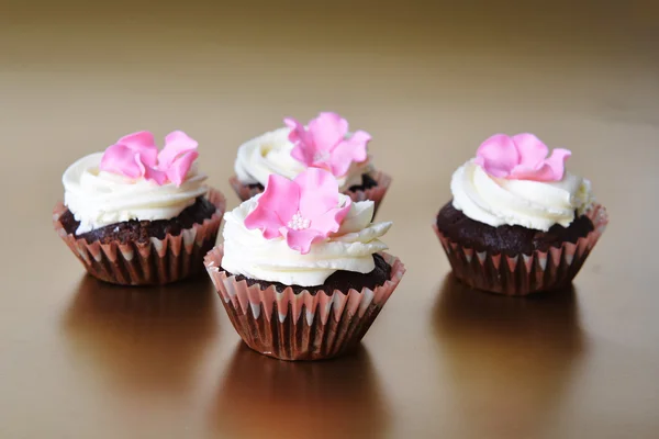 Pasteles pequeños con glaseado dulce — Foto de Stock