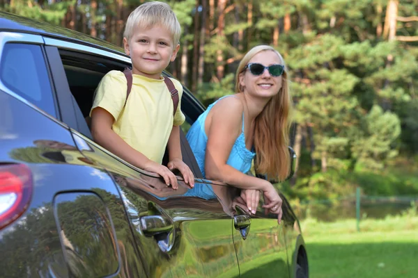 Kadın çocuk ile modern arabada oturmak — Stok fotoğraf