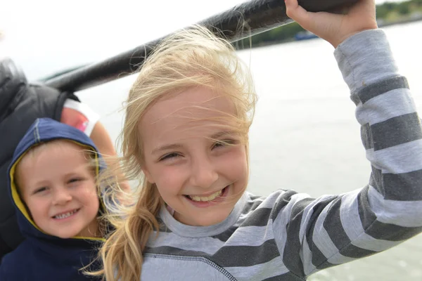 Moeder met kinderen zeilen op passagiersveerboot — Stockfoto