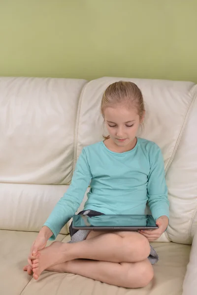 Dziewczyna przy użyciu tabletu — Zdjęcie stockowe