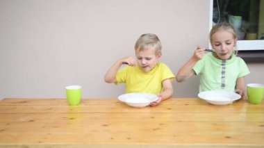 iki sevimli çocuk yemek