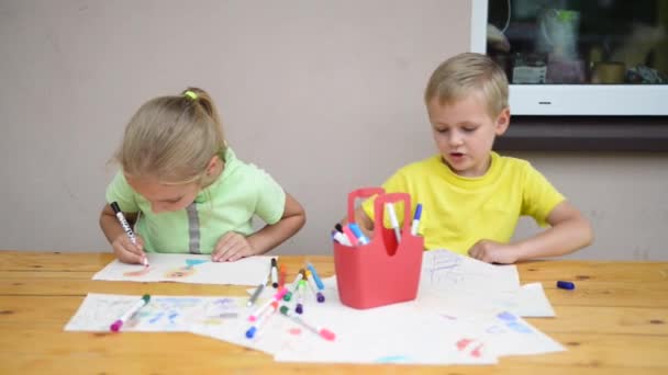 Kinderen schilderij met potloden — Stockvideo