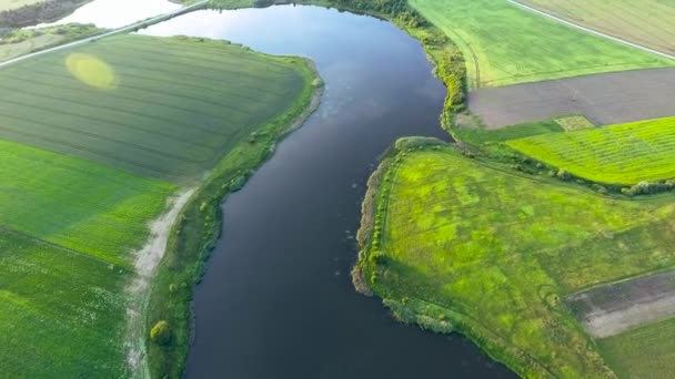 Hermoso paisaje fluvial. Vista aérea — Vídeo de stock