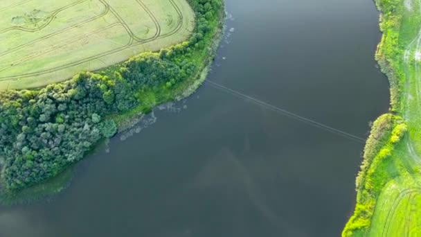 Hermoso paisaje fluvial. Vista aérea — Vídeo de stock