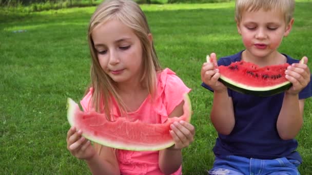 Çocuklar açık havada karpuz yeme — Stok video