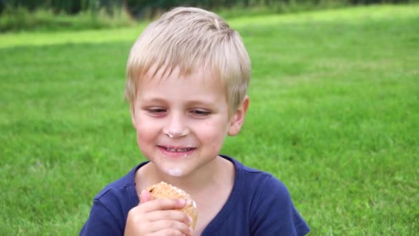 Çocuklar açık havada dondurma yeme — Stok video