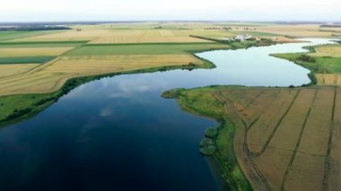 güzel nehir manzarası. Havadan görünümü