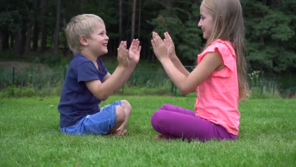 Děti si hrají na trávě — Stock video