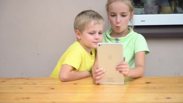 Niños jugando con la tableta — Vídeo de stock