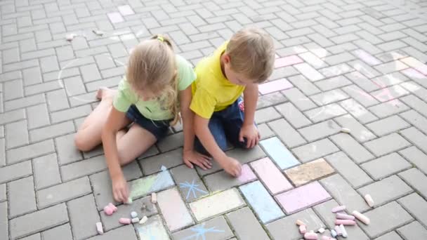 Niños pintando con tiza — Vídeo de stock