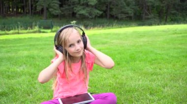 Kız açık havada tablet müzik dinle