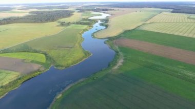 güzel nehir manzarası. Havadan görünümü