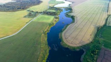 güzel nehir manzarası. Havadan görünümü