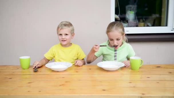 Dos lindo niño comer — Vídeo de stock