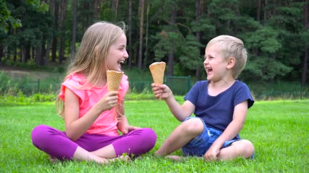 Barnen äter glass utomhus — Stockvideo