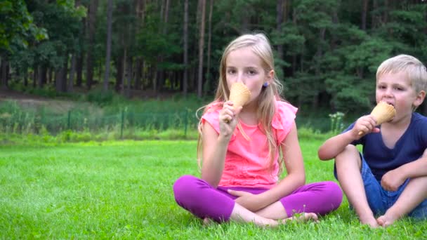 Enfants mangeant de la glace à l'extérieur — Video