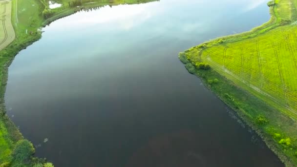 Прекрасний річковий пейзаж. Вид з повітря — стокове відео