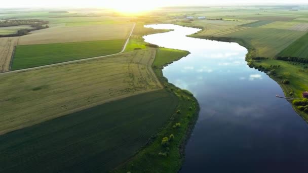 Hermoso paisaje fluvial. Vista aérea — Vídeos de Stock