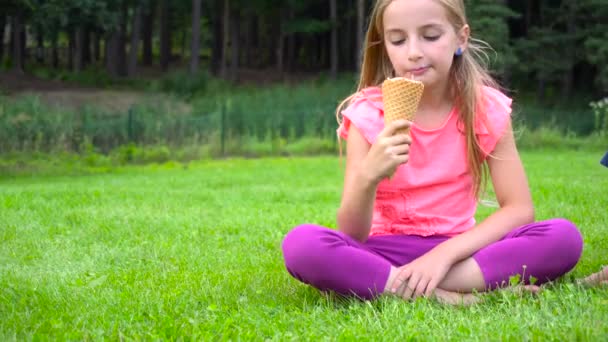 Kinderen eten icecream buitenshuis — Stockvideo