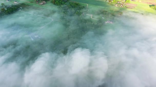 Volando sobre el paisaje con niebla — Vídeos de Stock