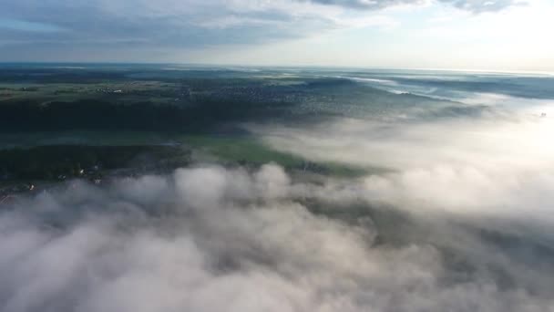 Latające nad landcape z mgły — Wideo stockowe