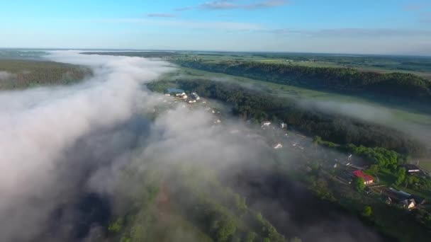 Volando sobre el paisaje con niebla — Vídeo de stock