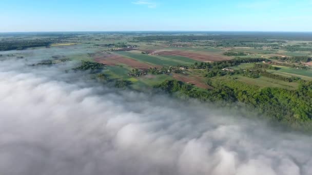 Vliegen boven Systembolaget met mist — Stockvideo