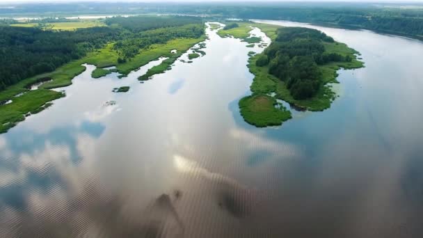 Hermoso paisaje fluvial — Vídeos de Stock