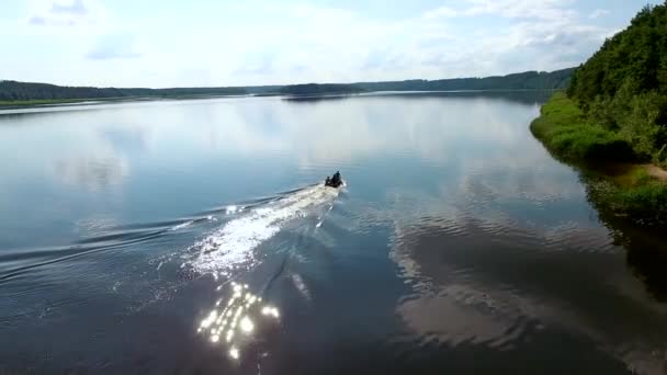 Krásná řeka krajina s lodí — Stock video