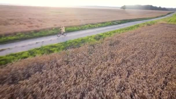 Liten flicka Rider cykel — Stockvideo