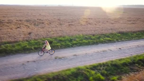 Kleines Mädchen fährt Fahrrad — Stockvideo