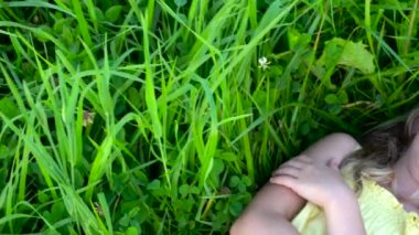 sevimli kız çimlerin üzerine