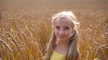 buğday alan kız