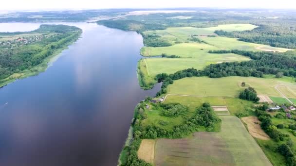 Красивая река с зелеными берегами — стоковое видео