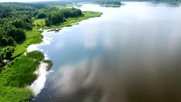 Hermoso río con bancos verdes — Vídeos de Stock