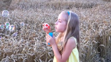 buğday alanında şirin kız