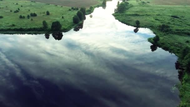 Река в утренний час пик — стоковое видео